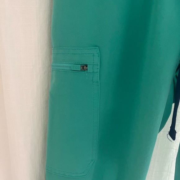 FIGS surgical green scrubs - Picture 8 of 9